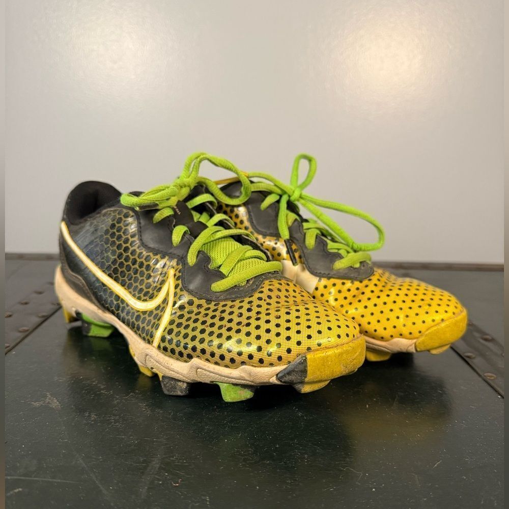 Nike Size 5.5 Boys Baseball Cleats